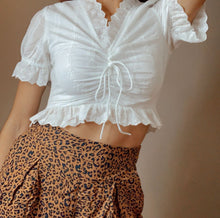 Cargar imagen en el visor de la galería, White Eyelet Crop Top