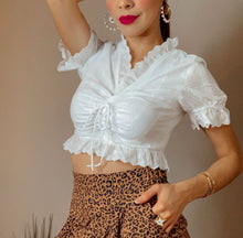Cargar imagen en el visor de la galería, White Eyelet Crop Top