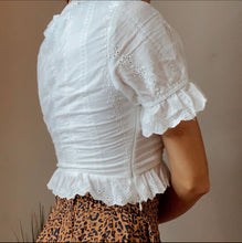Cargar imagen en el visor de la galería, White Eyelet Crop Top